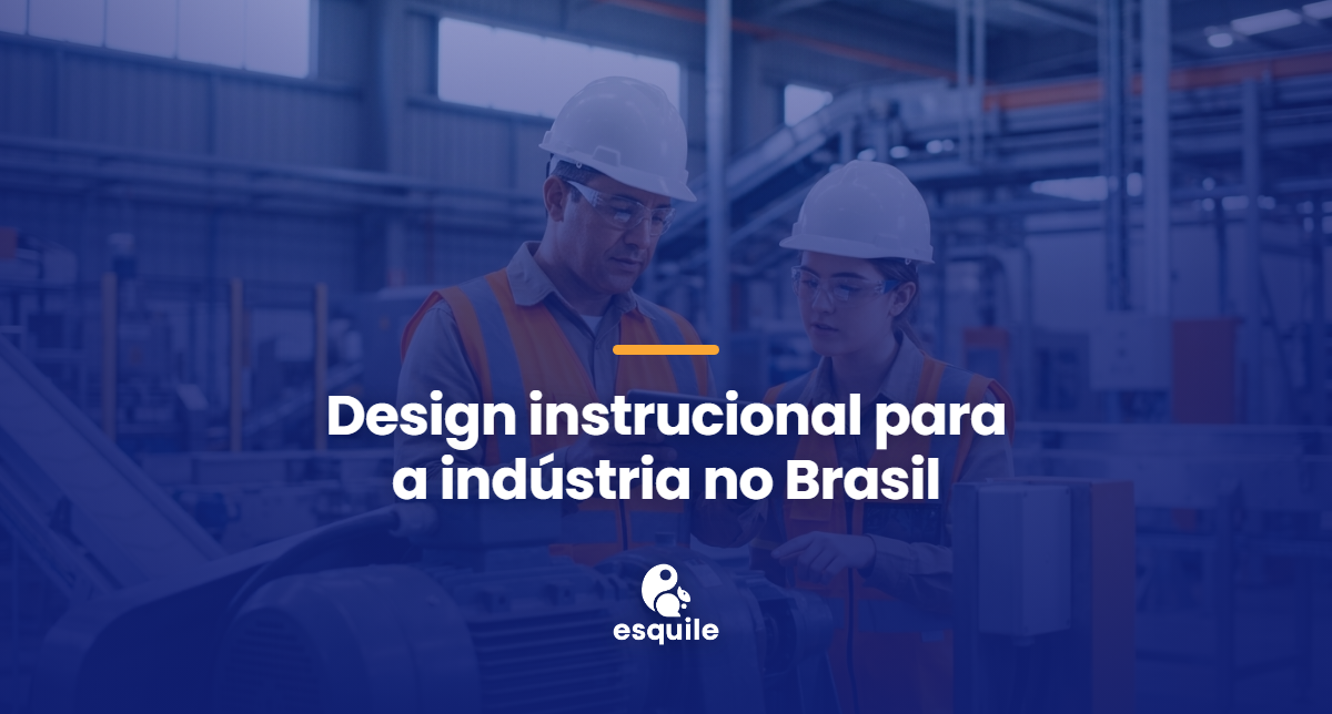 Técnico de manutenção e colega assistindo a um vídeo de treinamento no tablet, ao lado do equipamento na linha de produção.