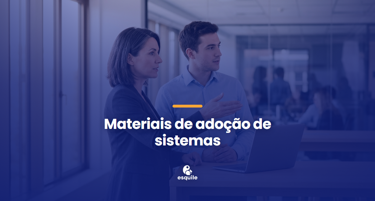 Duas pessoas de pé em um escritório, uma explicando à outra o funcionamento de um processo novo, ao lado de um notebook aberto.